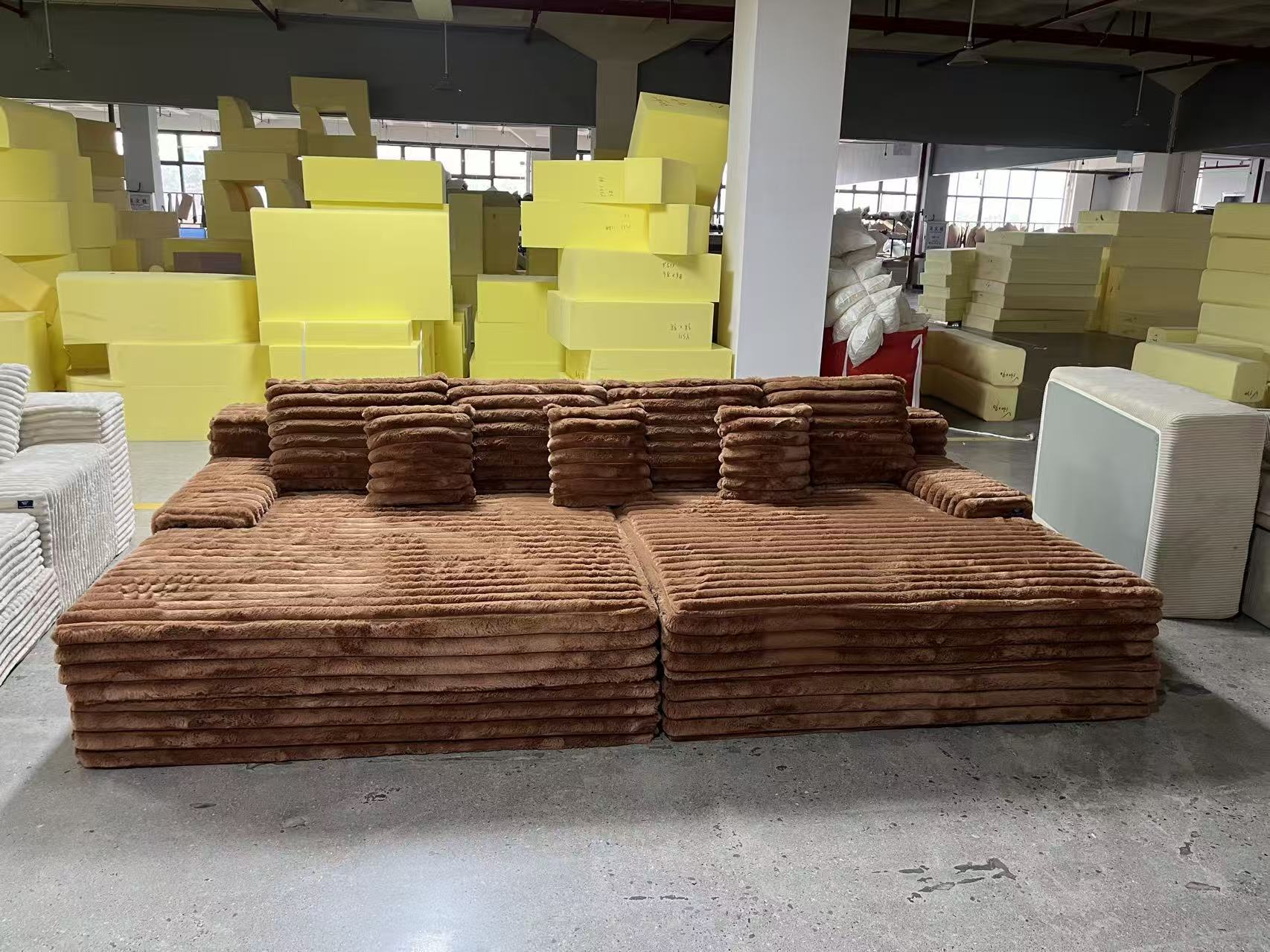 Fertige vakuumkomprimierte Cloud-Sofas bei der Qualitätskontrolle in der Möbelfabrik