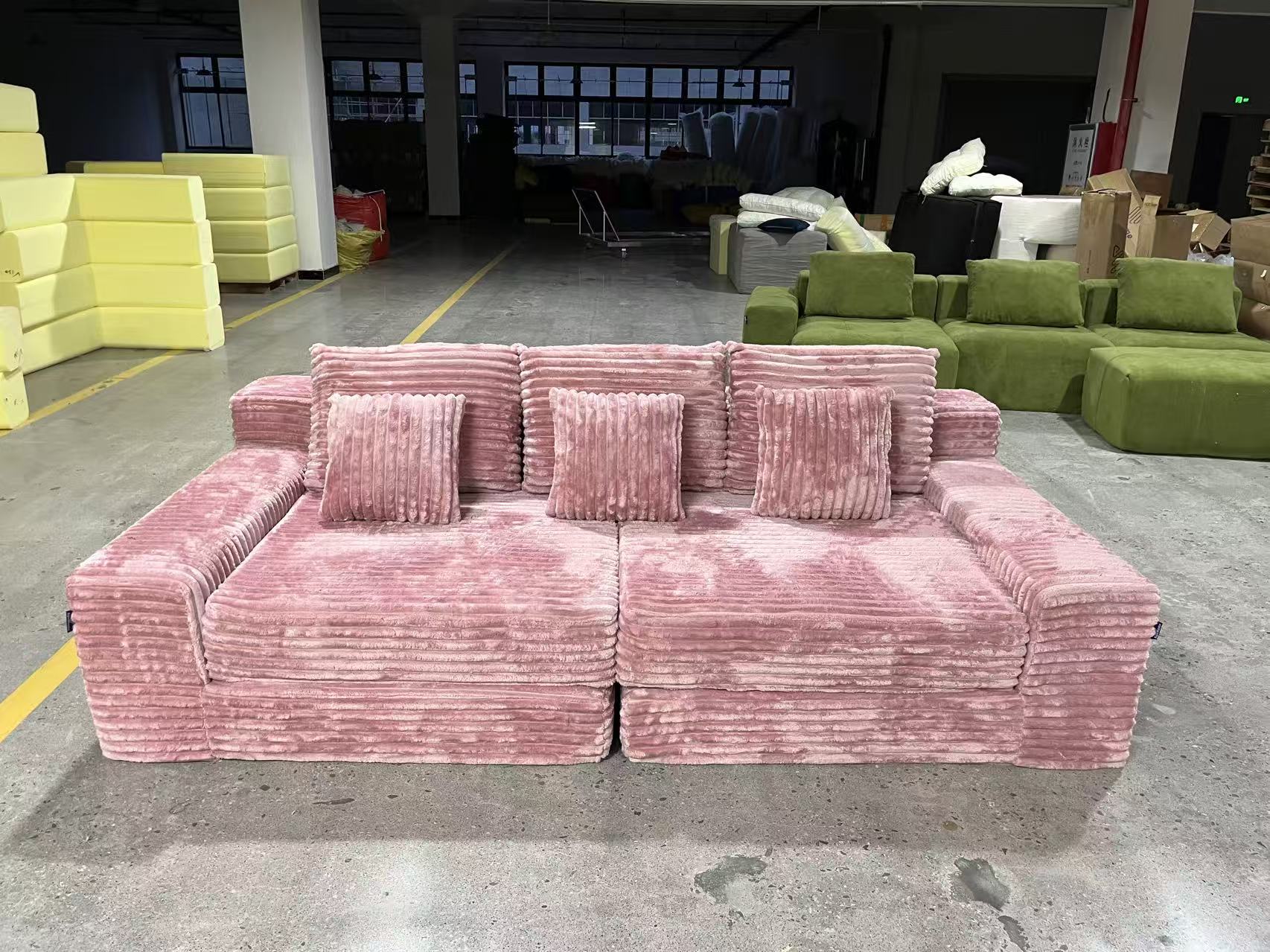 Modulare Cloud-Sofas in verschiedenen Farben zur Vakuumverpackung