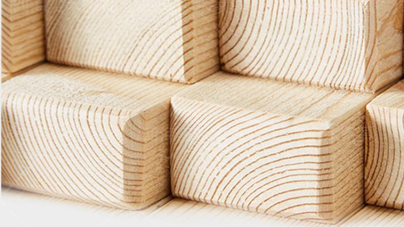 Massivholz für einen individuellen Schreibtisch Massivholzmaterial für einen großen Schreibtisch mit natürlicher Holzmaserung
